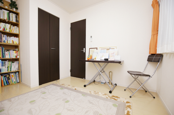 肩のマッサージを受ける女性